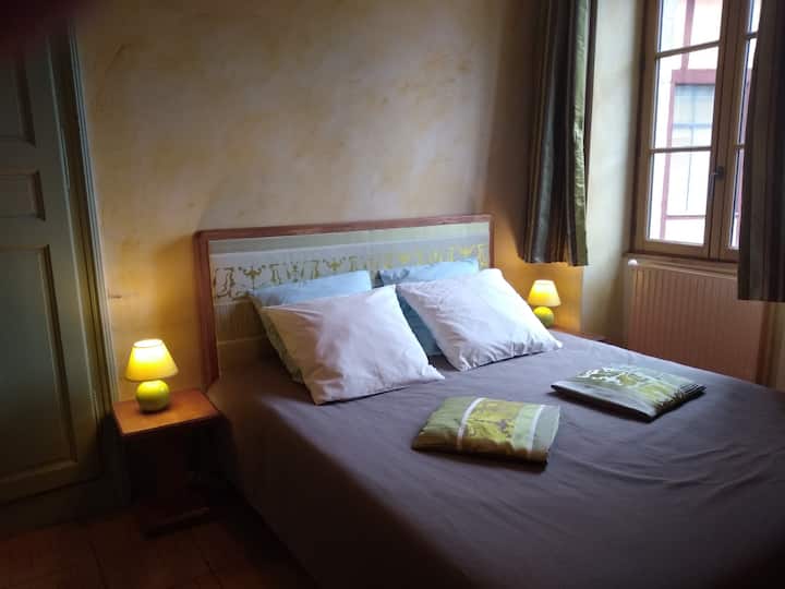 Ოთახი კვადრატულ კოშკთან.