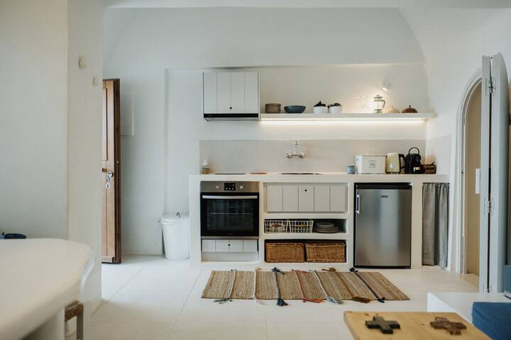 Charming Cycladic home: Sleeps 7, 3 Beds & 3 Baths gallery image 4