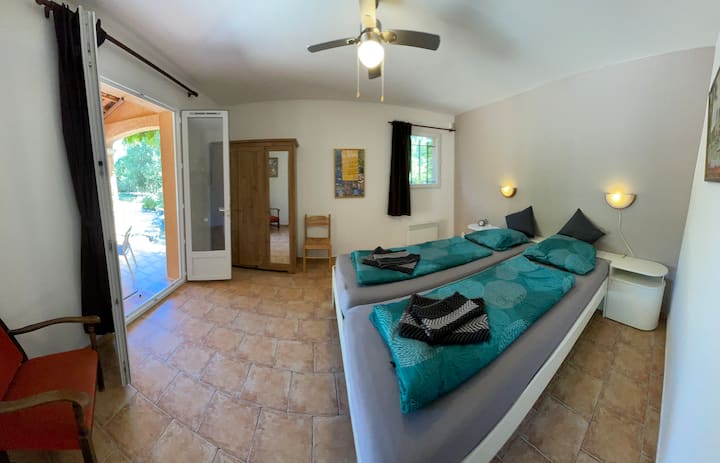 Стая за спане за родители - приземен етаж с директен достъп до банята