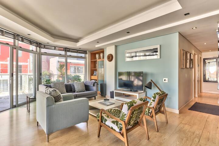 Amazing 2 bed apartment with breathtaking views gallery image 2