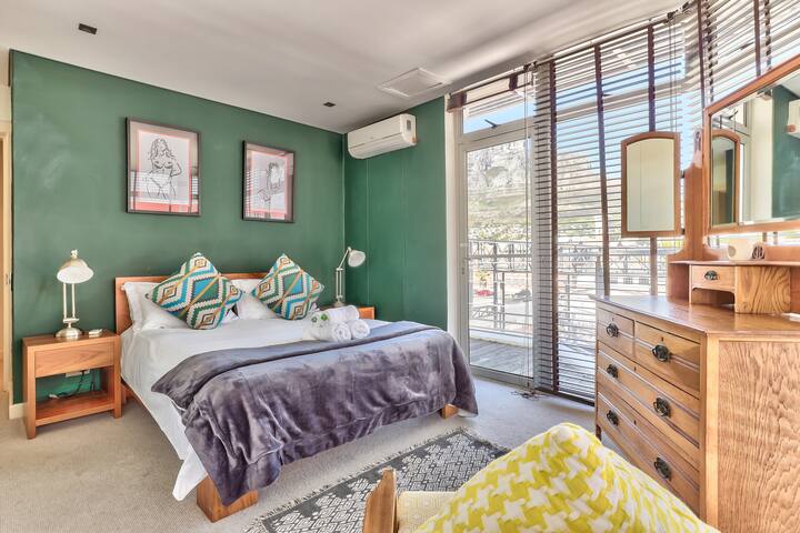 Amazing 2 bed apartment with breathtaking views gallery image 3