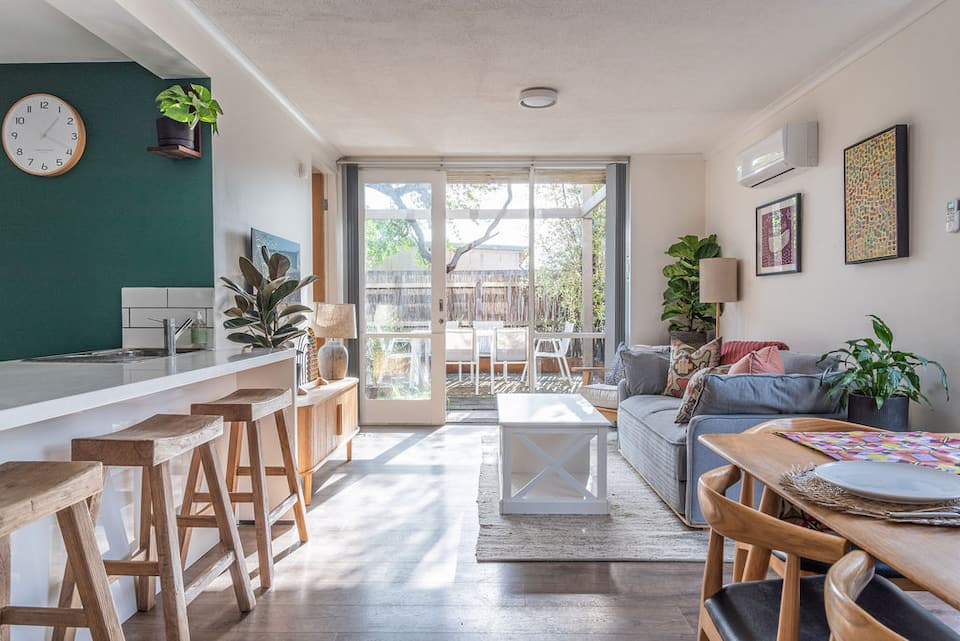 Cosy Corner Hideaway · beachfront condo with courtyard and off-street parking