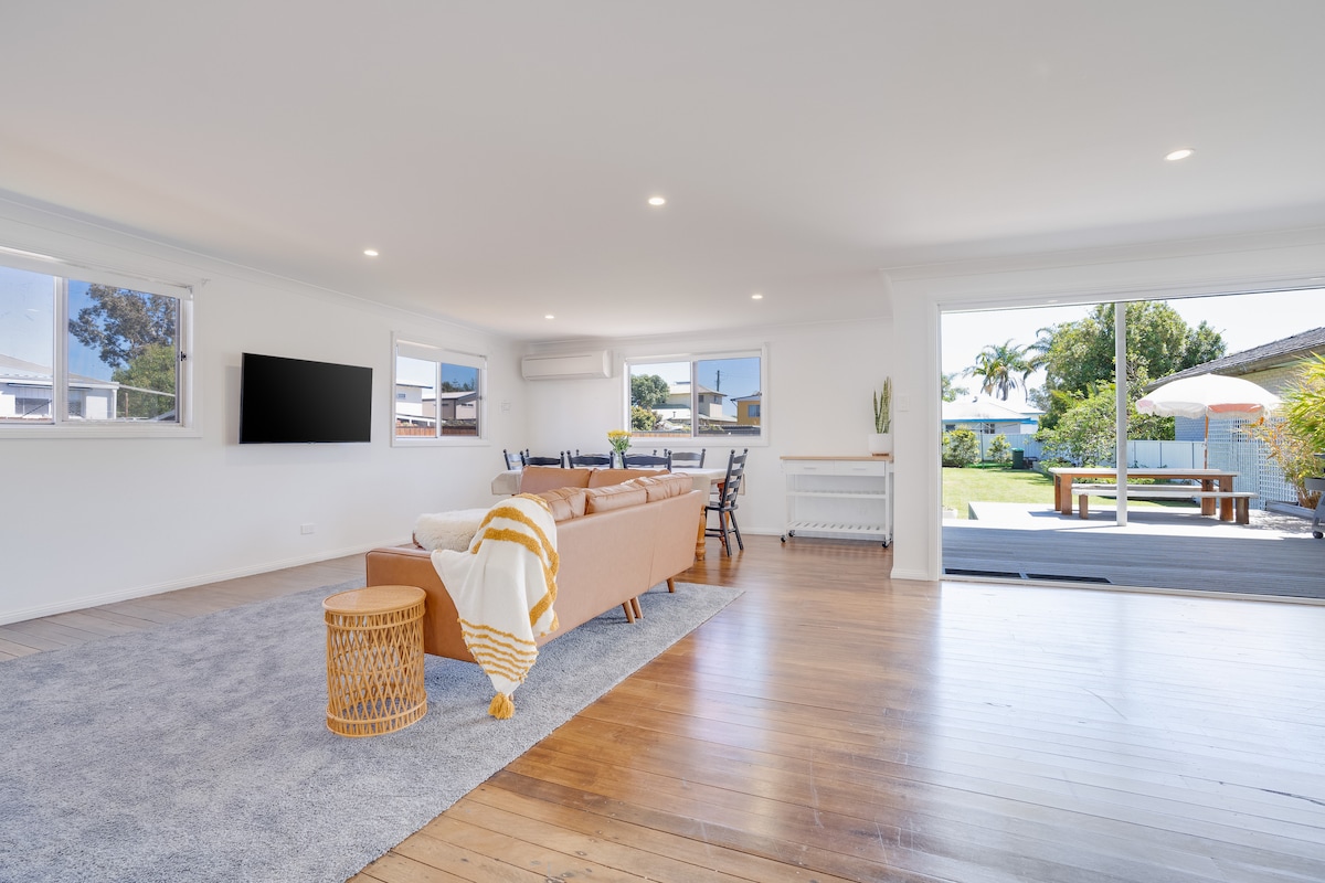 Top Airbnb: Lakehouse ~ Family friendly, walk to splash park! in Tuncurry