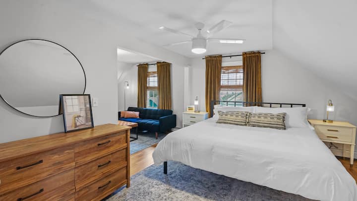 مناسب للملك. سرير بحجم كبير وأريكة قابلة للسحب ومكتب عمل (نصف غرفة أخرى) وسرير أطفال متاح عند الطلب. 