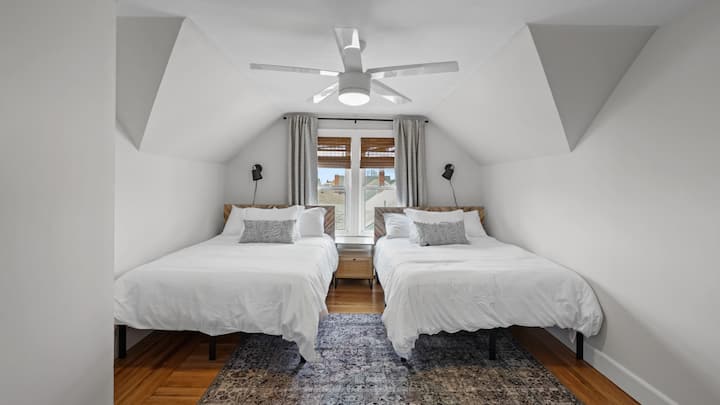 الوحدة 3 غرف نوم. زوج من الأسرّة التوأم. يحتوي هذا أيضًا على خزانة ملابس وخزانة للأمتعة/الملابس.