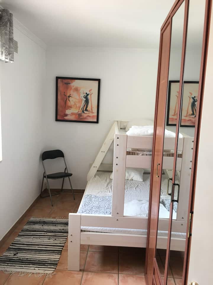 Dormitorio de la planta baja con litera , la inferior mide 120 cm