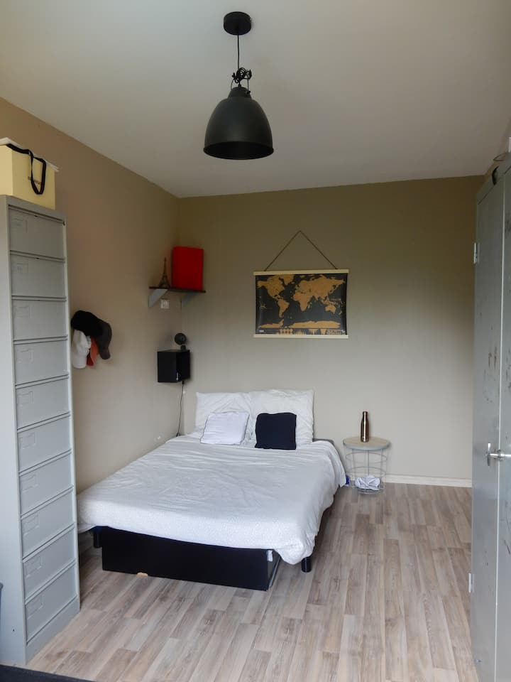 חדר שינה 3 בצד הגינה, מיטה בגודל 140X190 - קומה 1