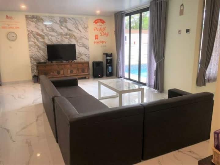 Obiteljska soba s pametnim TV-om od 50  inča i aktivnim zvučnikom