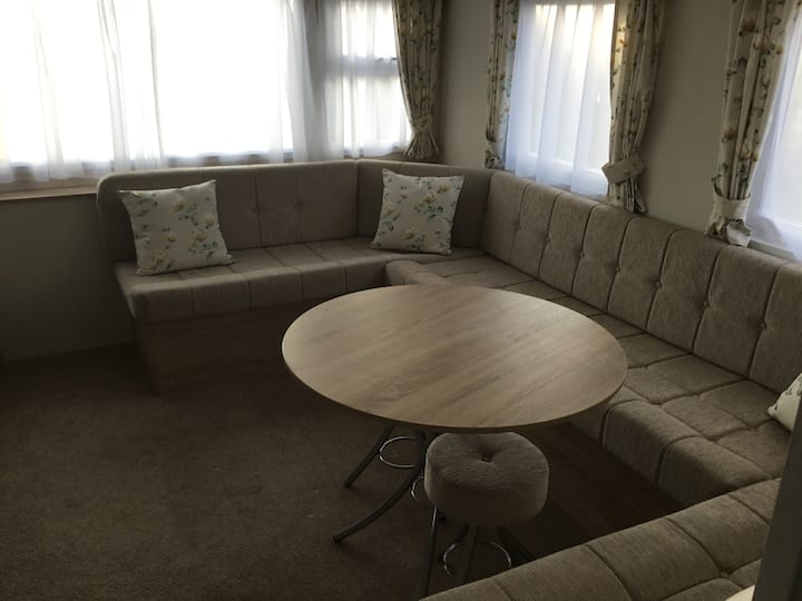 A Peacefully Situated 2 Bedroom Caravan . - South Uist