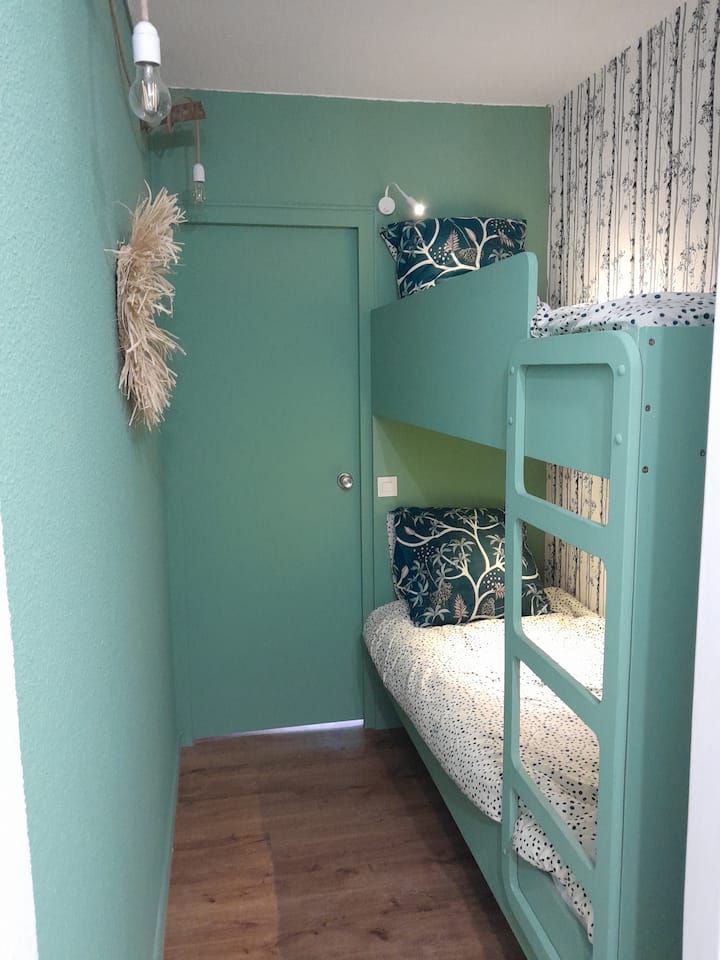 Беседка с 2 двуетажни легла за деца или тийнейджъри.
Индивидуални нощни лампи. 2 големи кутии за съхранение под леглото.
Високото легло е запазено за деца на възраст над 6 години