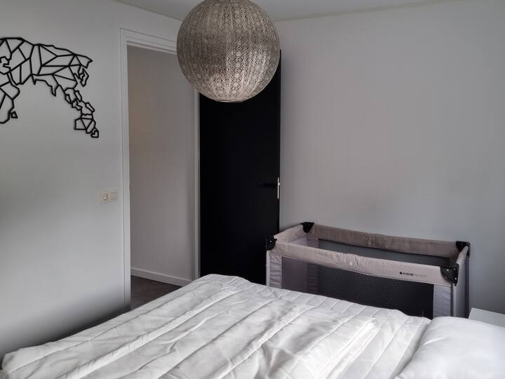 Dormitorio con cama de matrimonio