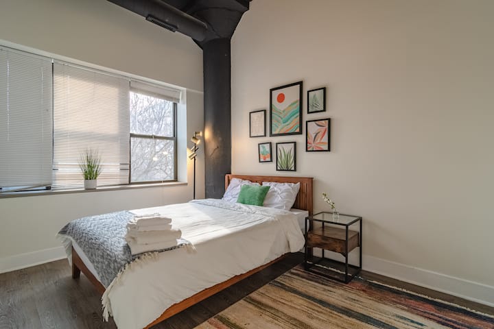 Dormitorio tamaño queen bellamente diseñado.
