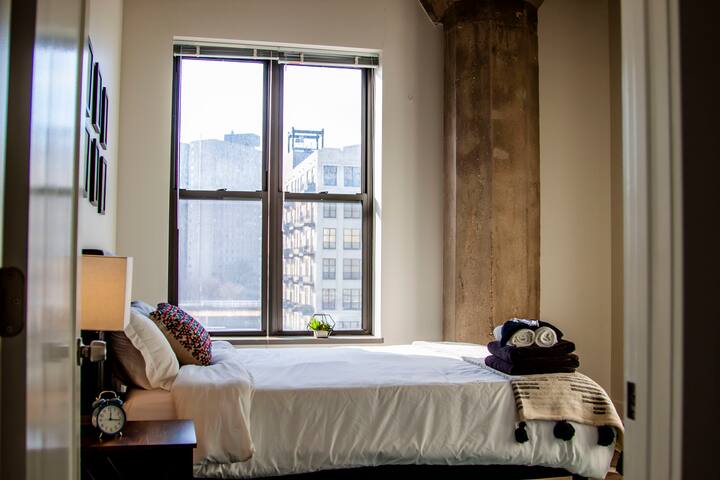 Modern 3BR Corner Suite Near McCormick | Sleeps 10 gallery image 4