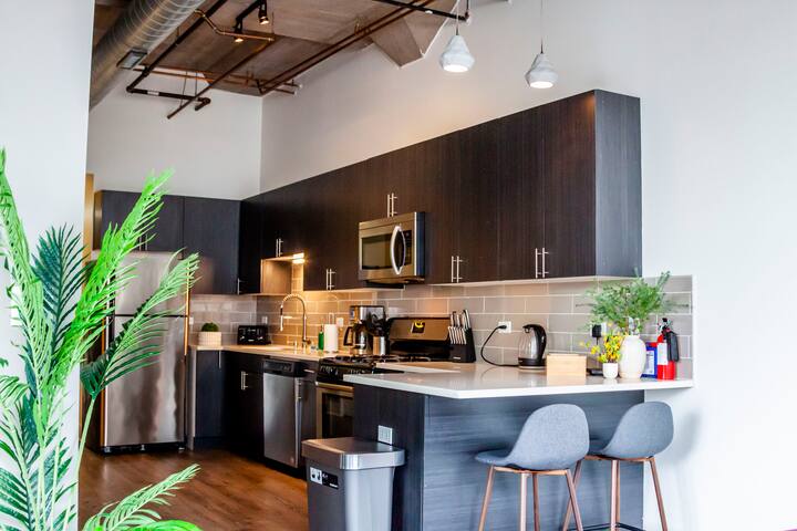 Modern 3BR Corner Suite Near McCormick | Sleeps 10 gallery image 2