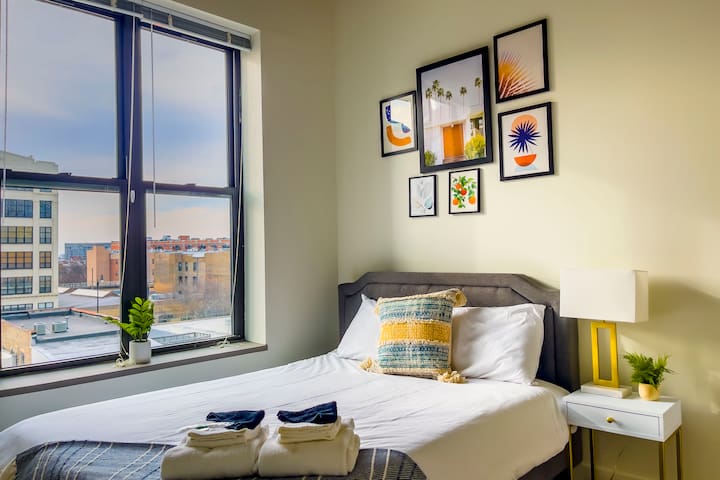 Modern 3BR Corner Suite Near McCormick | Sleeps 10 gallery image 3