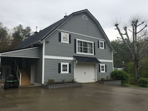 Spacious Barn Loft in Country Setting