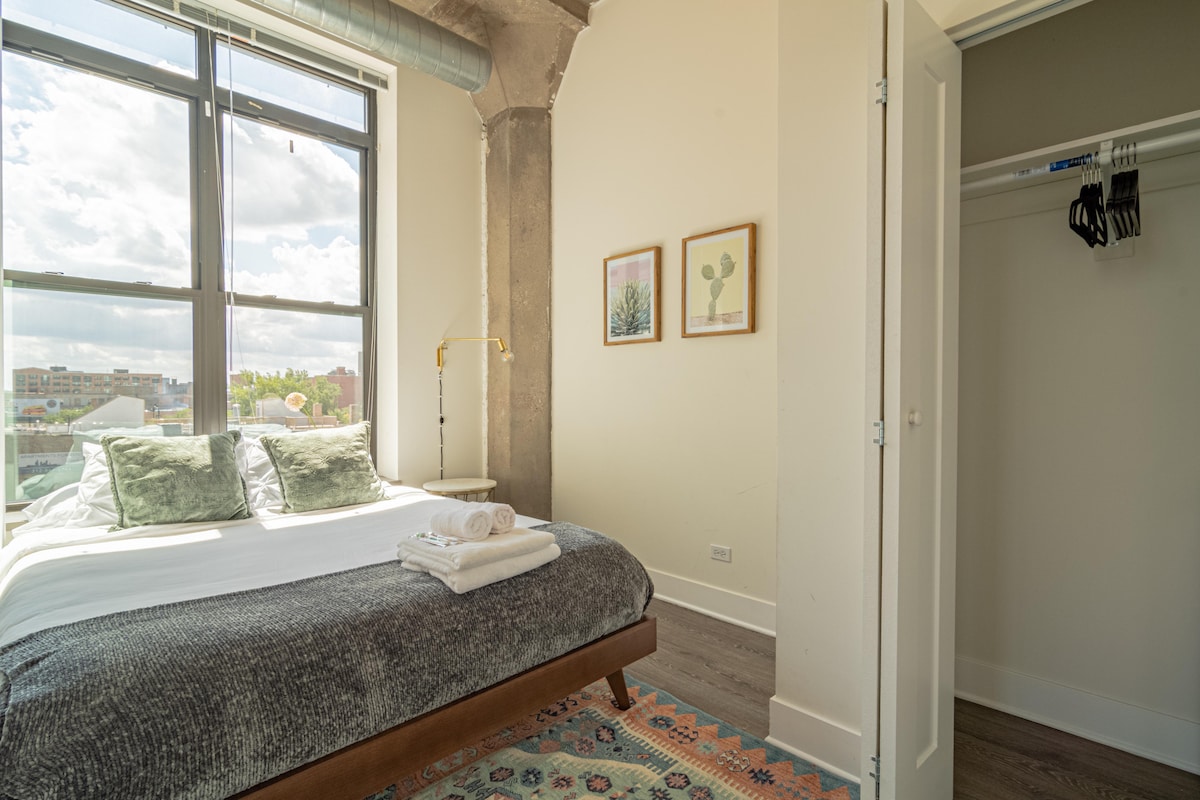 Красиво проектирана спалня с двоен размер.