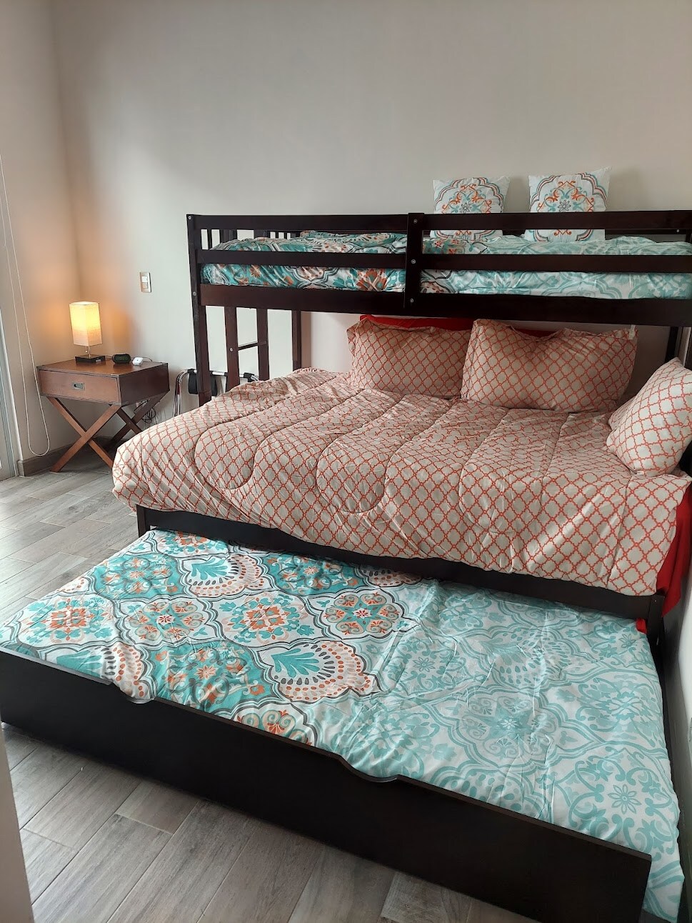 Rodinná izba na prízemí - poschodová manželská posteľ v dolnej časti, jednolôžko hore a trundle je jednolôžko