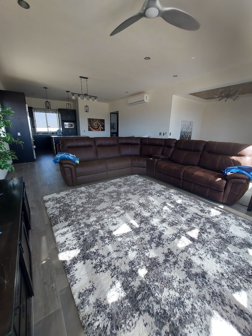 Výhľad z obývacej izby do kuchyne