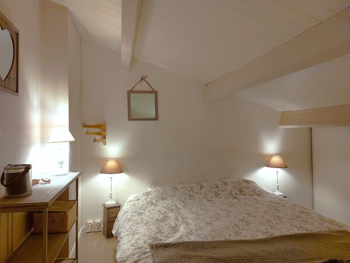 Espacio para dormir abierto arriba: ¡un lugar muy acogedor!
Equipada con espacio de almacenamiento y una cama de 160 cm de ancho (King SIze) para recibir a amigos, familiares o niños