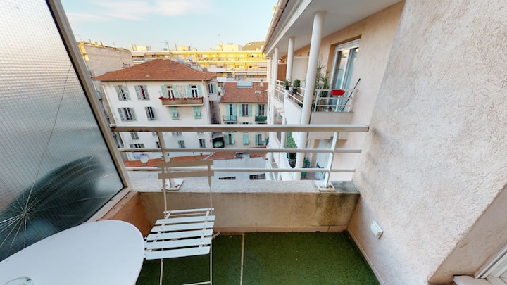 Studio Rénové Avec Balcon En Plein Coeur De Nice.