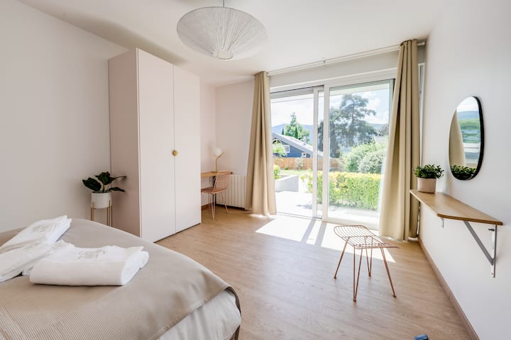 Glavni apartman 1 s malim pogledom na jezero (radni stol, savršen za rad na daljinu + frizerski salon za šminkanje)