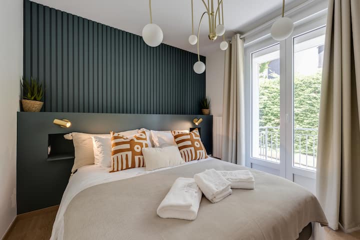 Master suite 2 with access to the garden through the back balcony and private bathroom (shower + umivaonik)