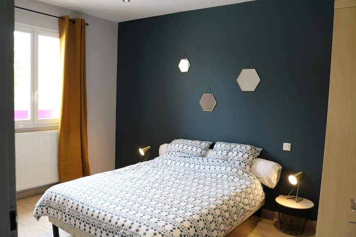 Spavaća soba u prizemlju s krevetom od 140 cm.