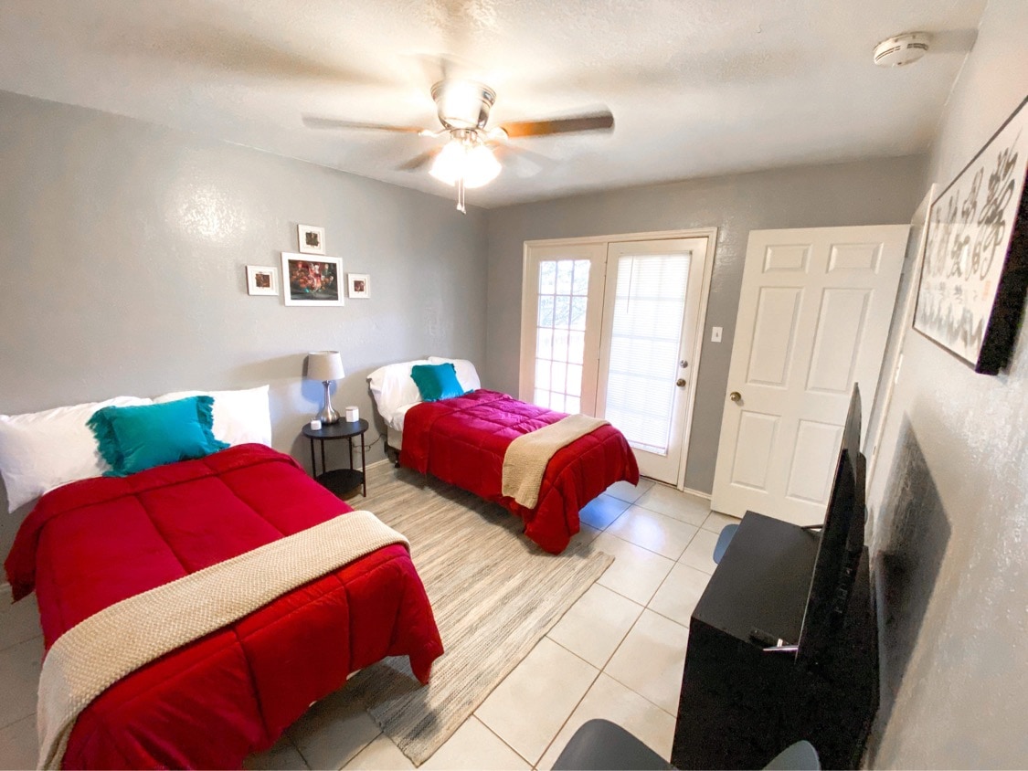 Një dhomë gjumi private e rehatshme me qasje të drejtpërdrejtë në banjën private dhe verandën. Dy krevate tek, por sigurisht që mund të shtyhen së bashku nëse çiftet duan. Një televizor privat në dhomën e vizitorëve ka qasje si në Hulu ashtu edhe në Netflix. 