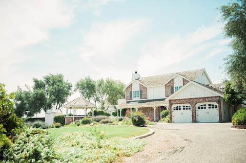 Breathtaking 2-homed property w/ plenty of parking