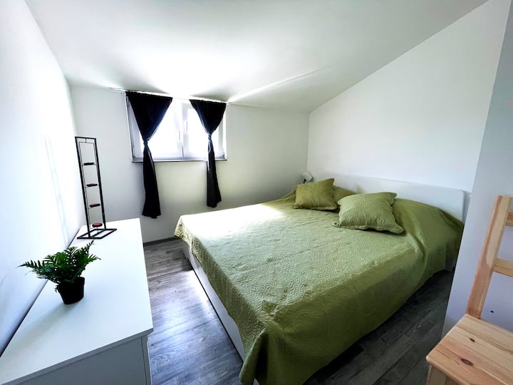 2nd floor, 1st room