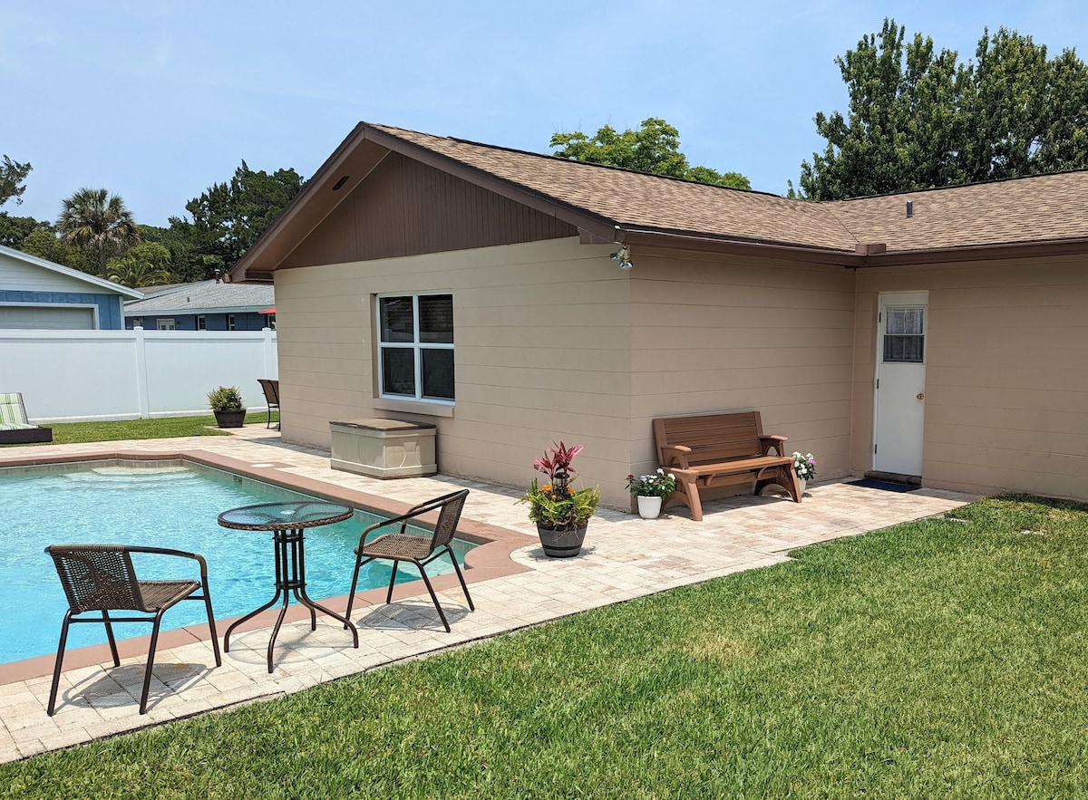 Daytona Delight! Private Pool! Beach Close By!