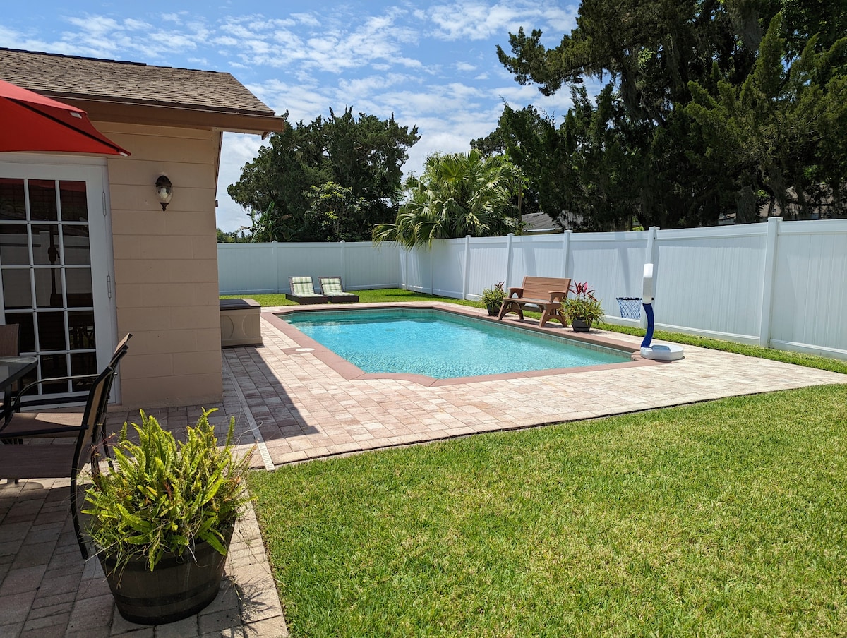 Daytona Delight! Private Pool! Beach Close By!