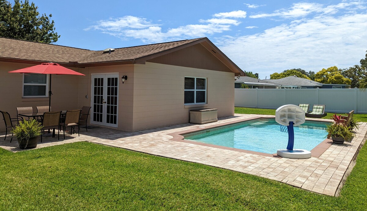 Daytona Delight! Private Pool! Beach Close By!