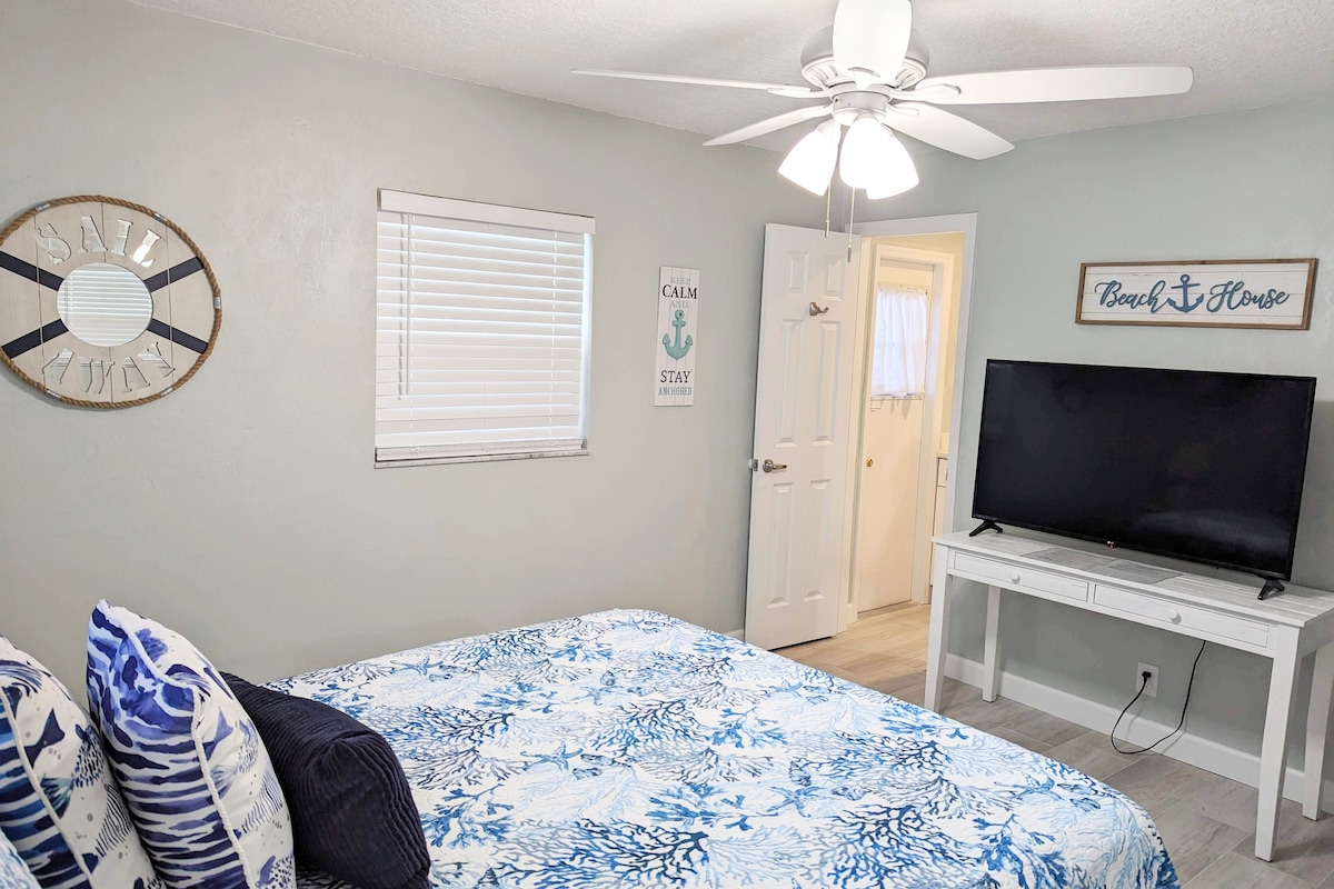 Daytona Delight! Private Pool! Beach Close By!