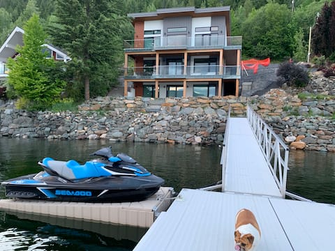 Luxury Lakehouse in the Shuswap! Lakefront!