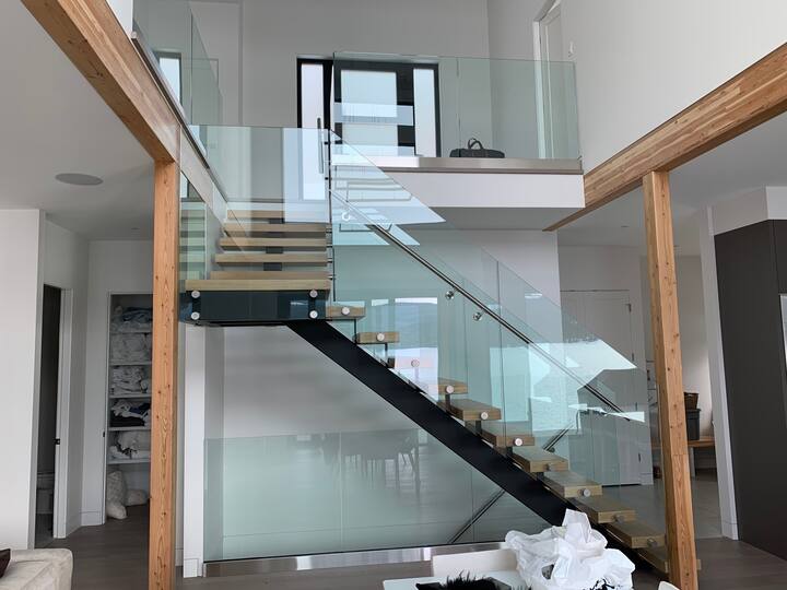 Luxury Lakehouse in the Shuswap! Lakefront! Cabins for Rent in