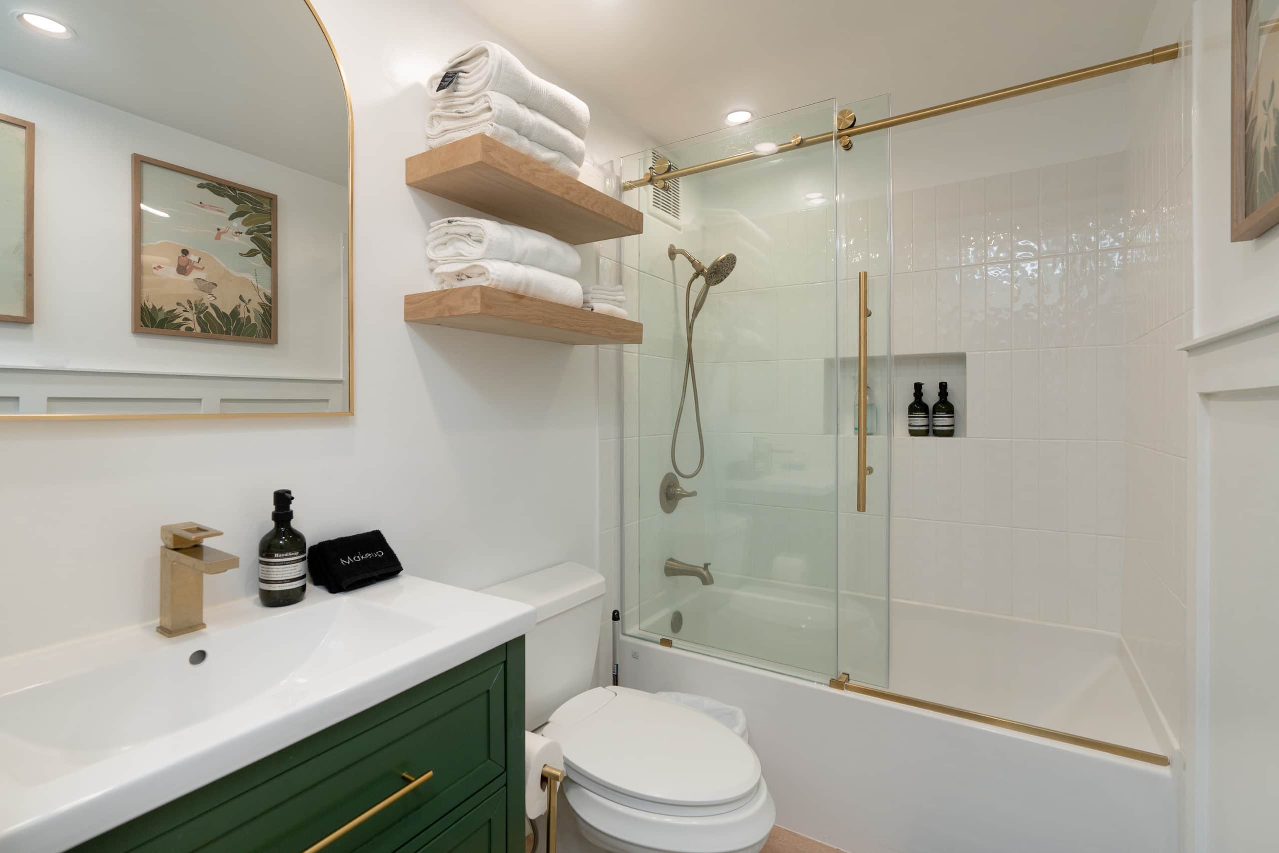 Stylish Spacious North Shore Loft near Turtle Bay - Image 3