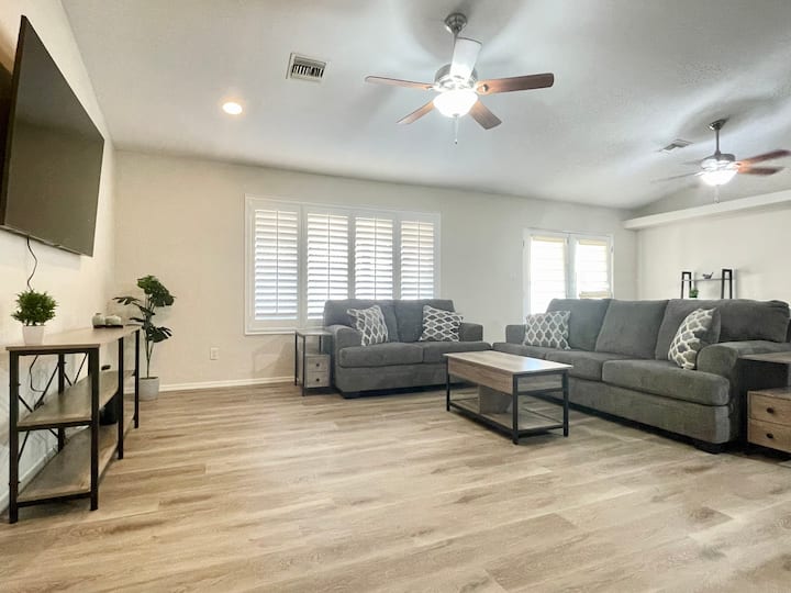 Large Beautiful 3 Bedroom Pool Home - Yuma, AZ