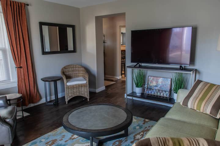 Cheerful 2-bedroom Home With Parking On Premisis - Grand Haven, MI