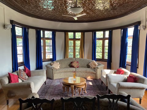 3-BHK 1940 Heritage Apt. built by Royal Architect.