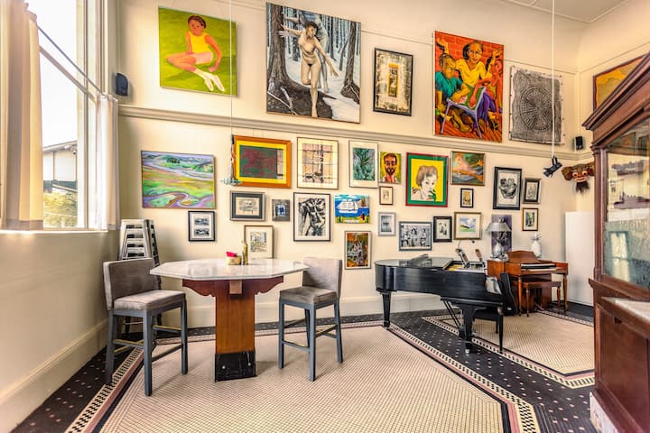 أحد جوانب ردهة البنك هو غرفة الطعام وغرفة الموسيقى والمعرض الفني.