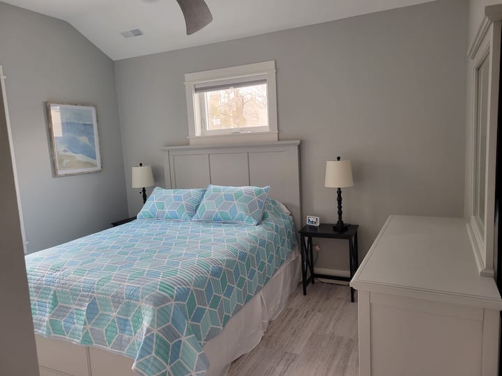 Chumba cha kulala cha ghorofani #1, kitanda cha ukubwa wa malkia