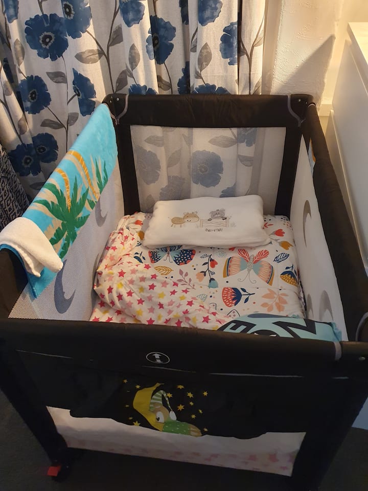 ทุกอย่างที่เจ้าตัวเล็กต้องการหมอนผ้าห่มและผ้าขนหนู ความลึกของที่นอนเมมโมรี่โฟมอยู่ที่ 70 มม.