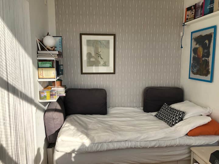 ห้องนอนเล็กกว่า 3. ทางเข้าผ่านห้องนอน nr 2