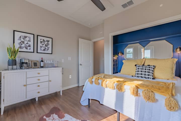 Cuarto dormitorio adicional con cama tamaño queen y acceso al gran porche.  ¡Disfruta de las vistas del centro de la ciudad y de los fuegos artificiales y café del 4 de julio arriba! 