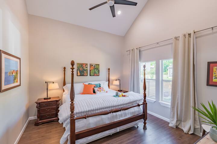 Amplio dormitorio en la planta baja con techos abovedados: colchón Tempurpedic tamaño king y cama nido individual extraíble si es necesario.  Este dormitorio de abajo tiene un baño completo junto a él, no conectado.  También tiene su propia unidad de aire acondicionado mini-split para tu comodidad. 