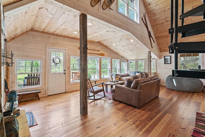 أهلًا وسهلًا بك في المقصورة الرئيسية!  استمتع بالإطلالة، أو استرخ مع كتاب جيد! 