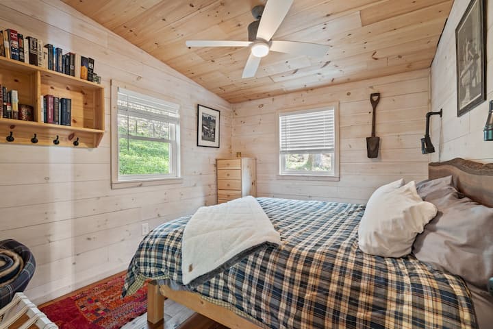 سرير كبير الحجم مع خزانة ملابس صغيرة