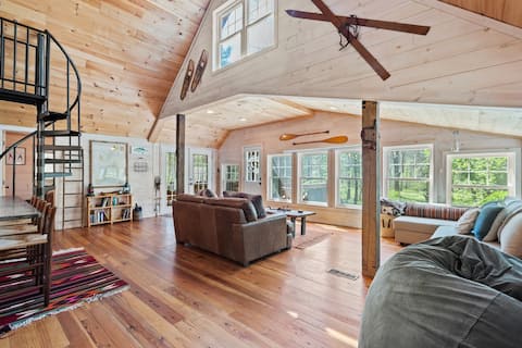 One-of-a-kind cabin, hot-tub, near National Park